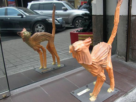 Памятники и скульптуры котов